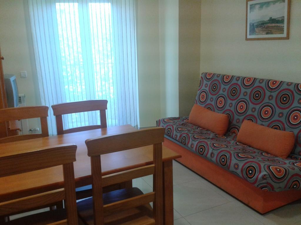 Apartamentos Fonda Finet Sant Feliu De Pallerols Room photo
